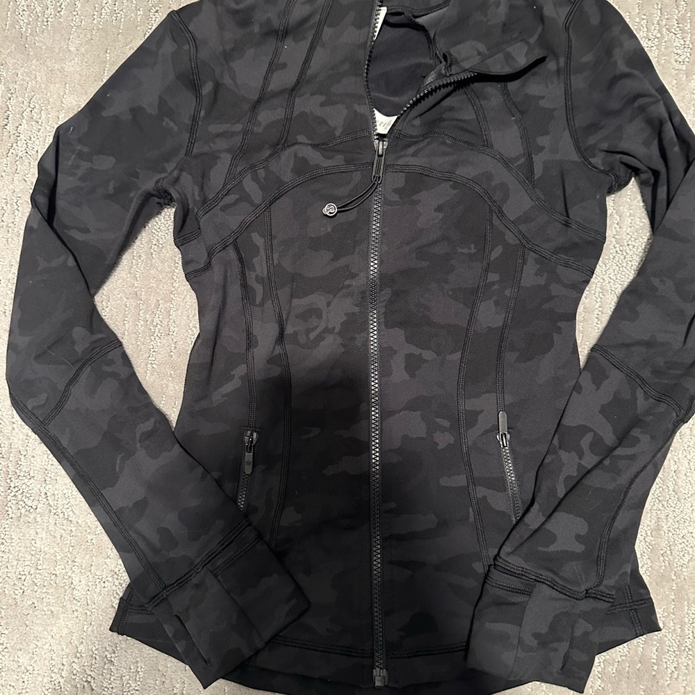 Sz 2 lululemon black camo jacket. Very good used condition.